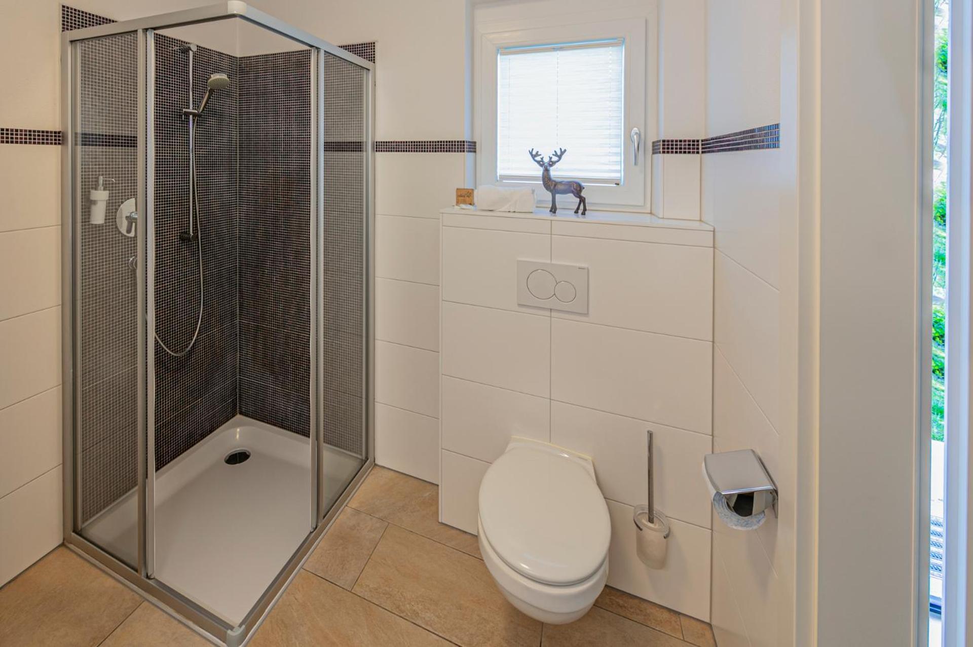 H21 - Modernes Ferienhaus 145Qm, 4Sz, Wellnessbereich Mit Sauna Und Dachterrasse Mit Panoramablick, Kuehlen Und Heizen Mit Geothermie Fuegen Luaran gambar